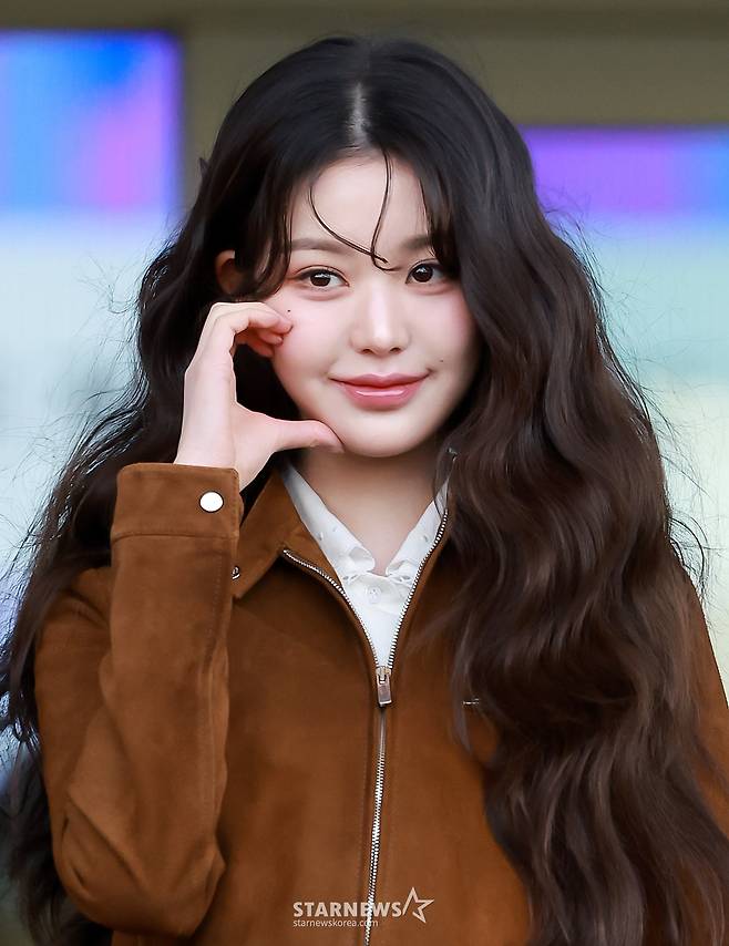 (인천공항=뉴스1) 김진환 기자 = 아이브 장원영이 10일 오전 패션쇼 참석 차 인천국제공항 제2터미널을 통해 프랑스 파리로 출국에 앞서 포즈를 취하고 있다. 2025.3.10/뉴스1  Copyright (C) 뉴스1. All rights reserved. 무단 전재 및 재배포,  AI학습 이용 금지. /사진=(인천공항=뉴스1) 김진환 기자