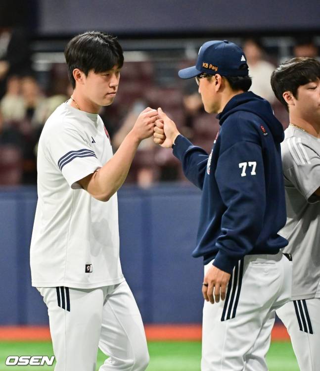 23일 경기를 마치고 김유성(왼쪽)과 하이파이브를 하고 있는 이승엽 감독