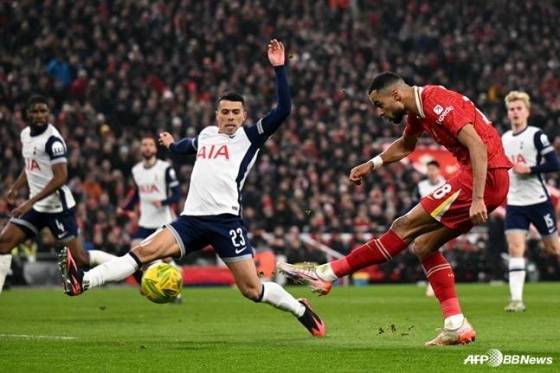 코디 학포(오른쪽)가 영국 리버풀의 안필드에서 열린 2024~2025시즌 잉글랜드카라바오컵(리그컵) 4강 2차전 전반전 선제골을 넣고 있다 ./AFPBBNews=뉴스1