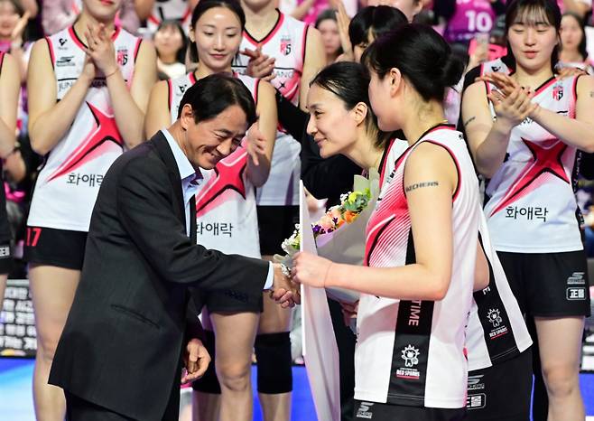 표승주(오른쪽)가 신무철 사무총장과 악수하고 있다. /사진=한국배구연맹(KOVO) 제공