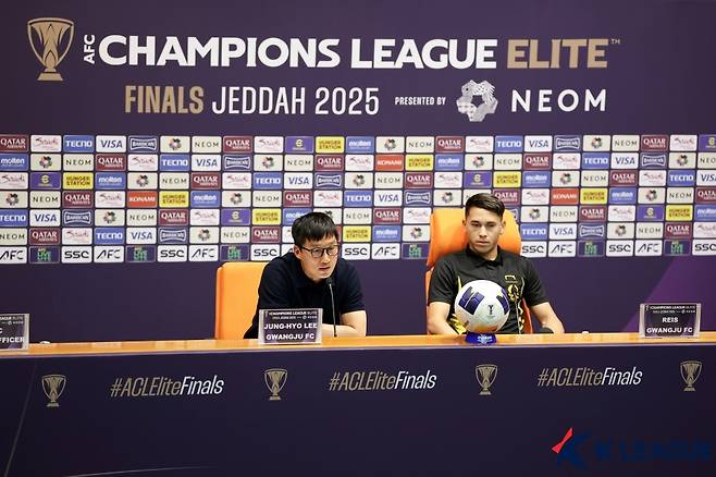 이정효(왼쪽) 광주 감독과 헤이스. /사진=한국프로축구연맹 제공