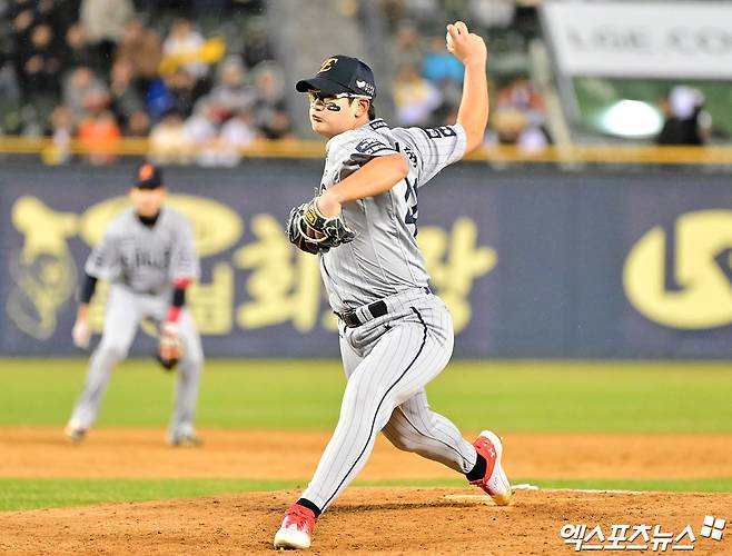 한화 이글스 마무리 김서현이 지난 23일 부산 사직야구장에서 열린 2025 신한 SOL Bank KBO리그 롯데 자이언츠와의 팀 간 3차전에서 9회말 등판, 1이닝 2볼넷 무실점으로 팀 승리를 지켜냈다. 사진 엑스포츠뉴스 DB