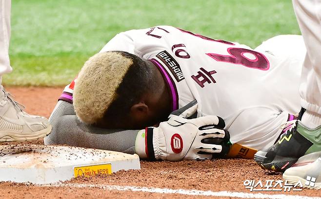 23일 오후 서울 구로구 고척스카이돔에서 열린 '2025 신한 SOL Bank KBO리그' 두산 베어스와 키움 히어로즈의 경기, 2회말 1사 1루 키움 푸이그가 귀루하는 과정에서 어깨 통증을 호소하고 있다. 고척, 김한준 기자