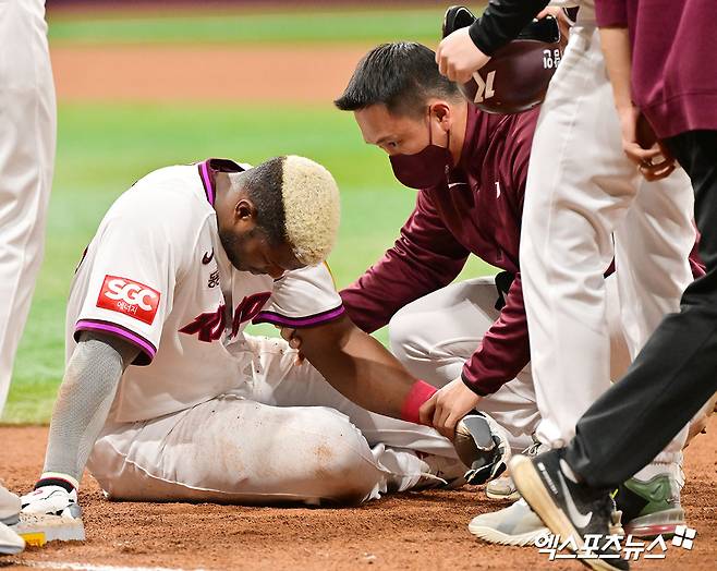 23일 오후 서울 구로구 고척스카이돔에서 열린 '2025 신한 SOL Bank KBO리그' 두산 베어스와 키움 히어로즈의 경기, 2회말 1사 1루 키움 푸이그가 귀루하는 과정에서 어깨 통증을 호소하고 있다. 고척, 김한준 기자