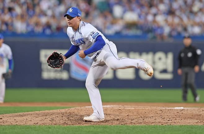 삼성 라이온즈 신인 투수 배찬승이 23일 대구 KIA 타이거즈전에 구원 등판해 투구하고 있다. 삼성 라이온즈