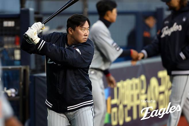한화 이글스 베테랑 내야수 안치홍이 24일 부산 사직야구장에서 열리는 2025 신한 SOL Bank KBO리그 롯데 자이언츠와의 팀 간 3차전에 1번타자 겸 2루수로 선발 출전한다. 한화는 이 경기에서 9연승에 도전한다. 사진 한화 이글스