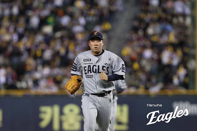 한화 이글스 베테랑 내야수 안치홍이 24일 부산 사직야구장에서 열리는 2025 신한 SOL Bank KBO리그 롯데 자이언츠와의 팀 간 3차전에 1번타자 겸 2루수로 선발 출전한다. 한화는 이 경기에서 9연승에 도전한다. 사진 한화 이글스