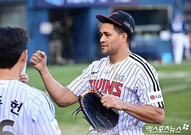 24일 오후 서울 송파구 잠실야구장에서 열린 '2025 신한 SOL Bank KBO리그' NC 다이노스와 LG 트윈스의 경기, 1회초 1사 만루 LG 선발투수 치리노스가 NC 권희동을 병살타로 처리하며 이닝을 종료시킨 뒤 더그아웃으로 향하며 동료들과 주먹을 맞대고 있다. 잠실, 박지영 기자