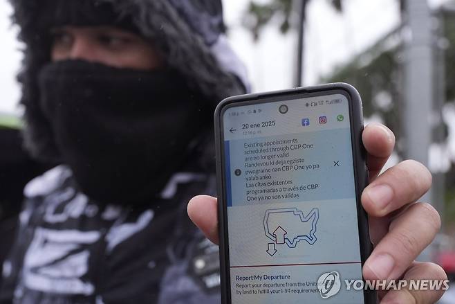 지난 1월 'CBP 원' 앱으로 체류 허가 신청 절차 예약 취소 통보를 받은 이민자 [AP 연합뉴스 자료사진. 재판매 및 DB 금지]