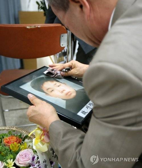 달서구 영남중 세심관 추모공간서 사진 어루만지는 유족 [연합뉴스 자료사진]