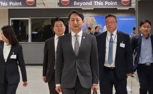 미국 도착한 안덕근 산업부 장관 (워싱턴=연합뉴스) 강병철 특파원 = 안덕근 산업통상자원부 장관은 미국과의 이른바 2+2 통상 협의를 하루 앞둔 23일(현지시간) 워싱턴DC 인근 덜레스 공항을 통해 미국으로 입국하고 있다. 2025.04.23. soleco@yna.co.kr
(끝)