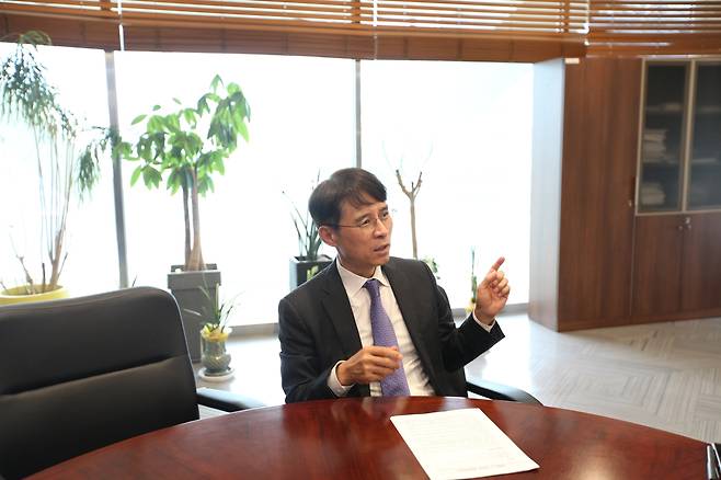 인터뷰하는 박정렬 한국저작권보호원장 (서울=연합뉴스) 박정렬 한국저작권보호원장이 22일 연합뉴스와 인터뷰를 하고 있다. 2025.4.22 
jongwoo@yna.co.kr