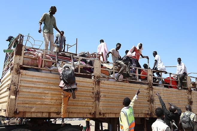 희망 찾아 트럭 타고 남수단 국경 건넌 수단 난민들 [연합뉴스 자료사진. 재판매 및 DB 금지]