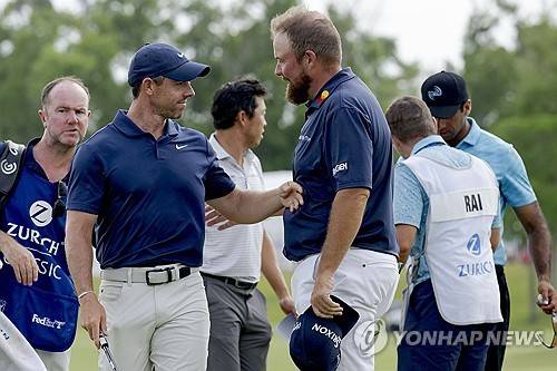취리히 클래식 사전 행사에 나선 매킬로이와 라우리. [AP=연합뉴스]
