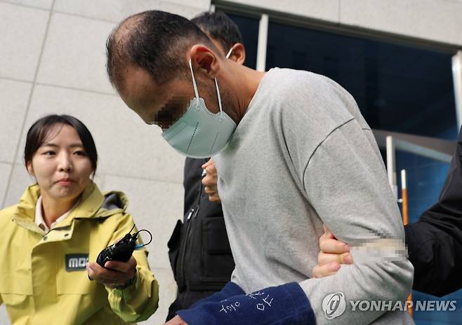 말다툼하다 전처 살해한 외국인 영장실질심사 (청주=연합뉴스) 이성민 기자 = 말다툼 끝에 전처를 살해한 외국인 A(30대)씨가 28일 오후 청주지법에서 열린 영장실질심사(구속 전 피의자 심문)에 출석한 뒤 법원에서 나오고 있다. 2024.10.28 chase_arete@yna.co.kr