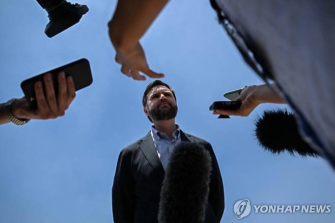 인도에서 취재진에 답하는 밴스 부통령 [AFP 연합뉴스]