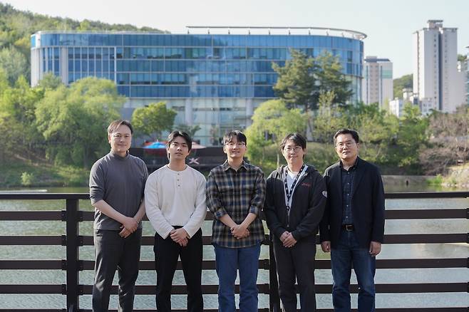 연구진 모습 오른쪽부터 UNIST 최원영 교수, 정성엽 연구원, 남주한 박사, 조은찬 연구원, 오현철 교수. [울산과학기술원 제공. 재판매 및 DB 금지]