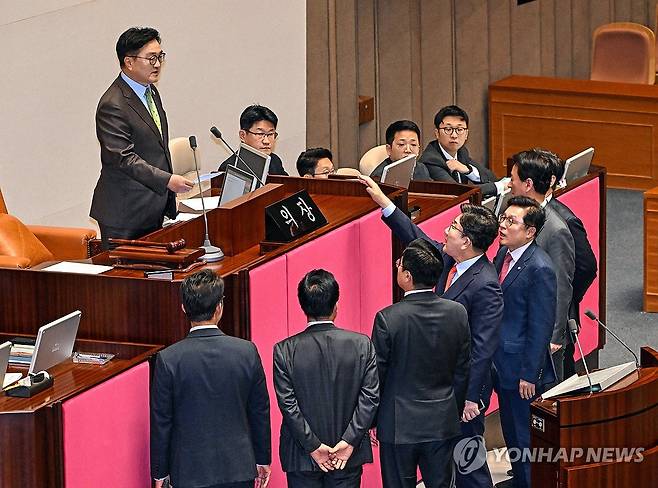 국회의장 발언에 항의하는 권성동 원내대표 (서울=연합뉴스) 우원식 국회의장이 24일 국회 본회의에서 한덕수 대통령 권한대행 국무총리의 추가경정예산안 시정연설 뒤 한 권한대행에 대한 발언을 하자 국민의힘 권성동 원내대표가 연단 앞으로 나와 우 의장에게 항의하고 있다.
    2025.4.24 [국회사진기자단] photo@yna.co.kr