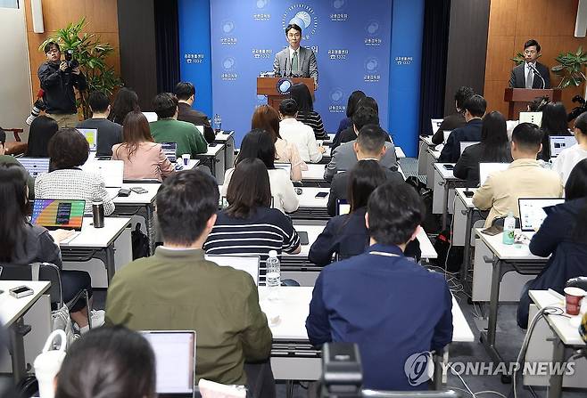 브리핑하는 이복현 금융감독원장 (서울=연합뉴스) 김성민 기자 = 이복현 금융감독원장이 24일 서울 영등포구 금융감독원에서 열린 자본시장 현안 브리핑에서 발언하고 있다. 2025.4.24 ksm7976@yna.co.kr