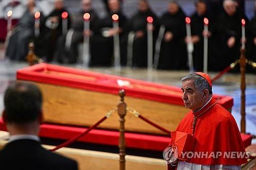 프란치스코 교황에게 작별 인사하는 베추 추기경 (바티칸시국 AFP=연합뉴스) 2025년 4월 23일 바티칸의 성 베드로 대성당에서 조반니 안젤로 베추 추기경이 관에 놓인 프란치스코 교황의 시신에 작별 인사를 한 후 걸어나오고 있다. (Photo by Tiziana FABI / AFP) 2025.4.24.