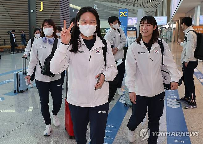 밝은 미소지으며 출국하는 안세영 (영종도=연합뉴스) 서명곤 기자 = 24일 인천국제공항 2터미널에서 배드민턴 국가대표팀 안세영이 세계혼합단체선수권대회(수디르만컵) 출전을 위해 출국하고 있다. 2025.4.24 seephoto@yna.co.kr