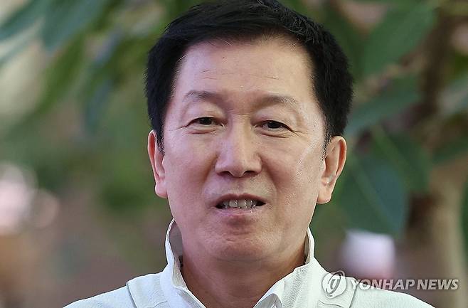 답변하는 박주봉 감독 (영종도=연합뉴스) 서명곤 기자 = 24일 인천국제공항 2터미널에서 배드민턴 국가대표팀 박주봉 감독이 세계혼합단체선수권대회(수디르만컵) 출전을 위해 출국에 앞서 취재진의 질문에 답하고 있다. 2025.4.24 seephoto@yna.co.kr