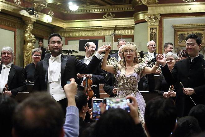 2024년 10월 오스트리아 빈 무지크페라인 황금홀서 관객들에게 인사하는 조수미 [연합뉴스 자료사진]