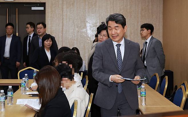 의대생 간담회에 참석하는 이주호 부총리 (서울=연합뉴스) 이주호 부총리 겸 교육부 장관이 22일 서울 강남구 한국과학기술회관에서 열린 의대생과의 간담회에 참석해 자리로 향하고 있다. 2025.4.22 [교육부 제공. 재판매 및 DB 금지] photo@yna.co.kr