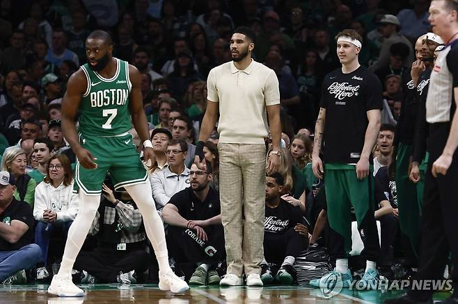 동료들 경기 지켜보는 테이텀 [로이터=연합뉴스]