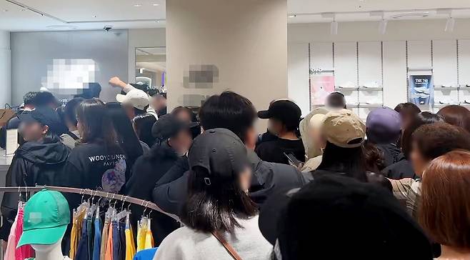 매장 앞에 몰린 인파 [독자 제공. 재판매 및 DB 금지]