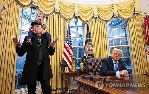 지난 2월 트럼프 집무실에 아들과 동행한 머스크 [AFP=연합뉴스 자료사진]