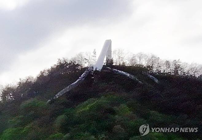 전도된 풍력발전기 타워 (화순=연합뉴스) 정다움 기자 = 21일 오후 전남 화순군 도암면 우치리 화학산에 건설된 4.7MW(메가와트)급 풍력발전기 타워가 쓰러져 있다. 2025.4.21 daum@yna.co.kr