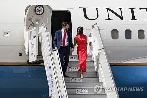 21일 인도 뉴델리에 도착한 밴스 부통령과 우샤 여사  [AP=연합뉴스 자료사진. 재판매 및 DB금지]