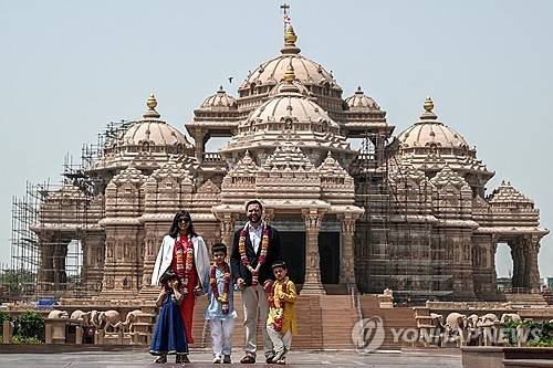 인도 악샤르담 사원을 방문한 밴스 부통령 가족  [로이터=연합뉴스 자료사진. 재판매 및 DB금지]