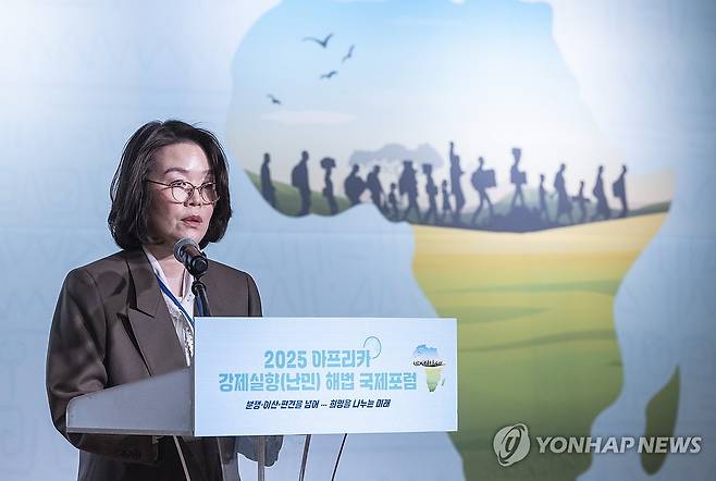 '아프리카 강제실향(난민)' 포럼에서 환영사 하는 김새려 UNHCR 한국대표부 대표 (서울=연합뉴스) 황광모 기자 = 김새려 유엔난민기구(UNHCR) 한국대표부 대표가 24일 서울 종로구 연합뉴스 연우홀에서 국가기간뉴스통신사 연합뉴스와 유엔난민기구(UNHCR)가 공동 주최한 '아프리카 강제실향(난민) 해법 국제포럼'에 참석해 환영사를 하고 있다. 2025.4.24 hkmpooh@yna.co.kr
