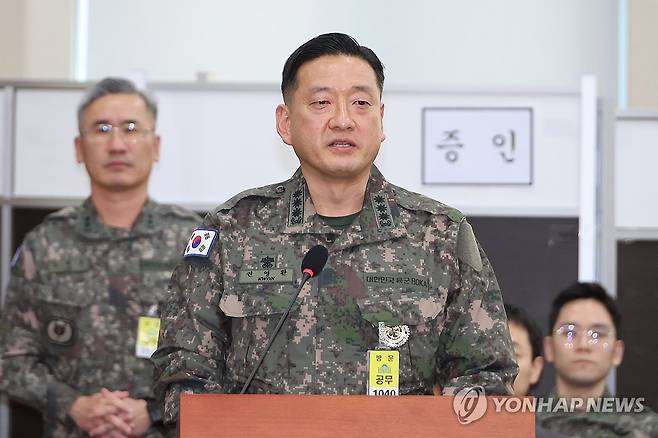 답변하는 권영환 전 합참 계엄과장 (서울=연합뉴스) 김주성 기자 = 권영환 전 합동참모본부 계엄과장이 21일 국회에서 열린 '윤석열 정부의 비상계엄 선포를 통한 내란 혐의 진상규명 국정조사 특별위원회' 전체회의에서 안규백 위원장의 질의에 답하고 있다. 2025.2.21 utzza@yna.co.kr