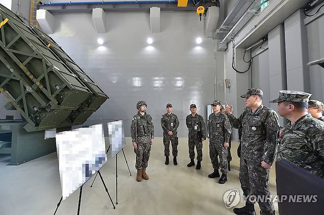 김명수 합참의장, KTSSM 사격대 발사장 현장점검 (서울=연합뉴스) 김명수 합참의장이 24일 한국형전술지대지미사일(KTSSM) 사격대 발사장에서 현장점검을 하고 있다. 2025.4.24 [합동참모본부 제공. 재판매 및 DB 금지] photo@yna.co.kr