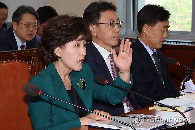 '5.18 북한 개입설' 진실 모르는 진실화해를위한과거사정리위원장 (서울=연합뉴스) 김주성 기자 = 박선영 진실화해를위한과거사정리위원회 위원장이 24일 서울 여의도 국회에서 열린 행정안전위원회 전체회의에서 '5·18 북한군 개입설'과 관련해 더불어민주당 한병도 의원과 설전을 벌이고 있다.
    박 위원장은 '5·18 북한군 개입설'에 대한 인식을 묻는 질문에 "진실 여부를 모른다"고 답했다. 2025.4.24 utzza@yna.co.kr