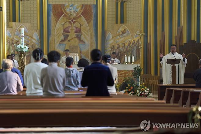 중국 베이징의 한 성당에서 교황 추모 미사를 드리는 가톨릭 신자 (베이징 AP=연합뉴스) 22일 중국 베이징의 한 성당에서 교황 추모 미사를 드리는 가톨릭 신자들. 2025.4.22