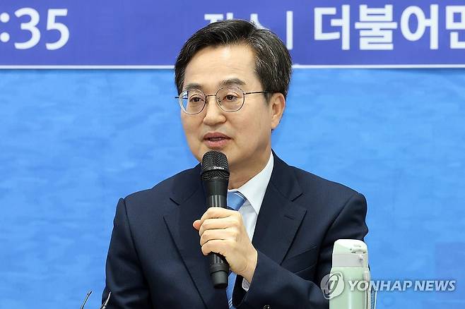 김동연 후보, 더불어민주당 광주시당 당원간담회 (광주=연합뉴스) 김혜인 기자 = 더불어민주당 김동연 대선 경선 후보가 24일 더불어민주당 광주시당에서 열린 당원 간담회에서 발언하고 있다. 2025.4.24 in@yna.co.kr