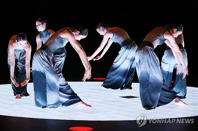 한국무용의 아름다운 선 (서울=연합뉴스) 진연수 기자 = 24일 오후 서울 종로구 세종문화회관 S씨어터에서 열린 서울시무용단 신작 '스피드' 프레스콜에서 무용수들이 장면을 시연하고 있다. 2025.4.24 jin90@yna.co.kr