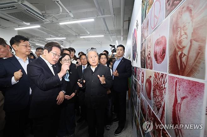 광주 전일빌딩 둘러보는 이재명 후보 (광주=연합뉴스) 정다움 기자 = 24일 오후 광주 동구 전일빌딩 245에서 더불어민주당 이재명 대선 경선 후보가 내부에 전시된 작품을 둘러보고 있다. 2025.4.24 [공동취재] daum@yna.co.kr