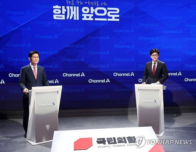 2차 경선 토론 전 대화하는 김문수-한동훈 후보 (서울=연합뉴스) 24일 서울 종로구 동아미디어센터 채널A 오픈스튜디오에서 국민의힘 대선 2차 경선 진출자인 김문수(왼쪽), 한동훈 후보가 토론을 준비하고 있다. 2025.4.24 [국회사진기자단] photo@yna.co.kr