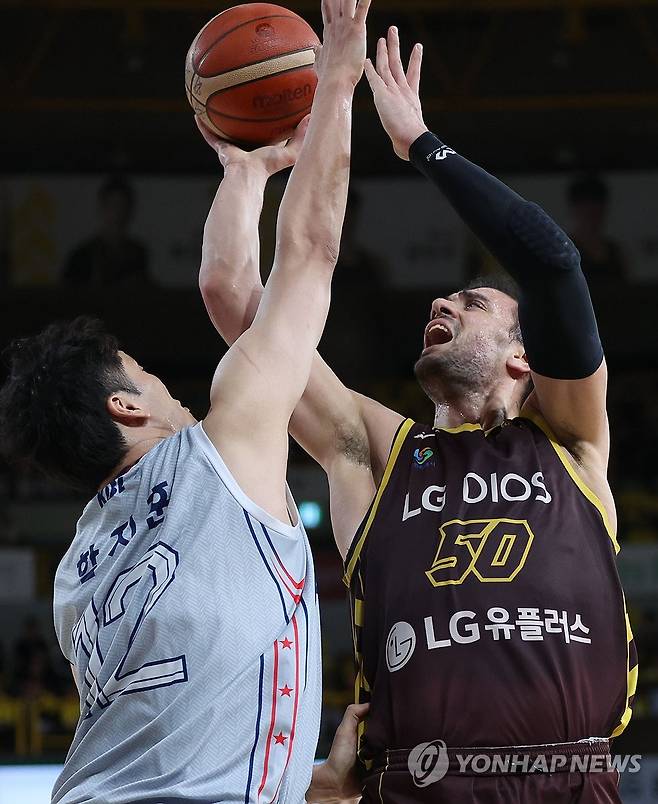 LG 마레이 "날 막지 마" (창원=연합뉴스) 김동민 기자 = 24일 경남 창원체육관에서 열린 2024∼2025시즌 프로농구 4강 플레이오프(PO) 창원 LG 세이커스와 울산 현대모비스 1차전 경기. LG 아셈 마레이가 슛하고 있다. 2025.4.24 image@yna.co.kr