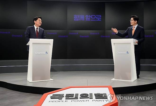 토론 전 리허설 하는 안철수-김문수 후보 (서울=연합뉴스) 24일 서울 종로구 동아미디어센터 채널A 스튜디오에서 국민의힘 대선 2차 경선 진출자인 안철수(왼쪽), 김문수 후보가 토론 전 리허설을 하고 있다. 2025.4.24 [국회사진기자단] photo@yna.co.kr