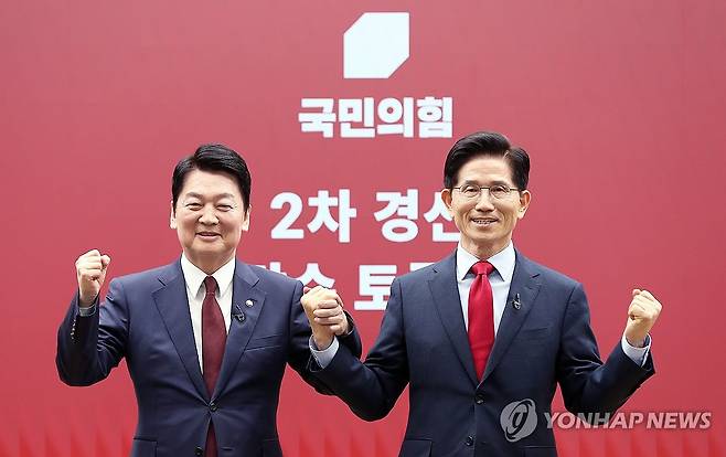 기념 촬영하는 안철수-김문수 경선 후보 (서울=연합뉴스) 23일 서울 여의도 국민의힘 중앙당사에서 열린 2차 경선 토론회 미디어데이에서 국민의힘 안철수, 김문수 대선 경선 후보가 맞수 토론 대상으로 지명을 한 후 기념 촬영하고 있다. 2025.4.23 [국회사진기자단] photo@yna.co.kr