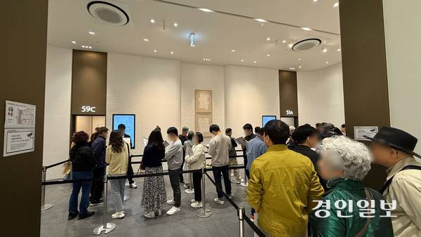 사전청약자들이 ‘교산 푸르지오 더 퍼스트’ 견본주택 유니트(쇼룸)를 관람하기 위해 줄을 서 있다. 2025.4.25 / 윤혜경기자 hyegyung@kyeongin.com