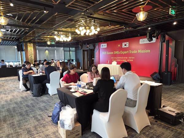 베트남 하노이 그랜드 비스타 비즈니스 센터에서 수원시 중소기업 수출판매개척단이 수출 상담을 하고 있다.<수원시 제공>