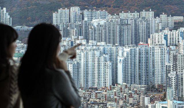 부산 롯데호텔에서 바라본 부산 도심의 아파트 단지 전경. 김종진 기자 kjj1761@