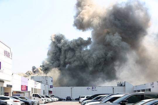 25일 서울 강남구 코엑스 2층 식당가 한 식당에서 화재가 발생해 검은 연기가 피어오르고 있다. 사진=뉴시스